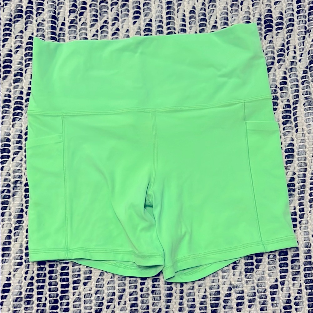 Athleta Salutation Stash Pocket II 5 Inch Short Size Medium